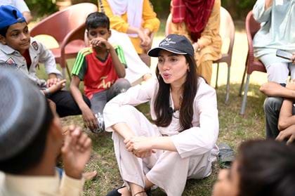 Mahira Khan Visits British Asian Trust’S Mental Health Project In Karachi (2)