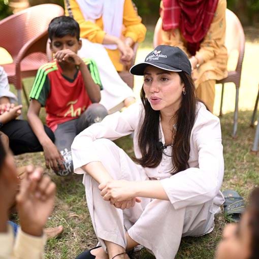Mahira Khan Visits British Asian Trust’S Mental Health Project In Karachi (2)