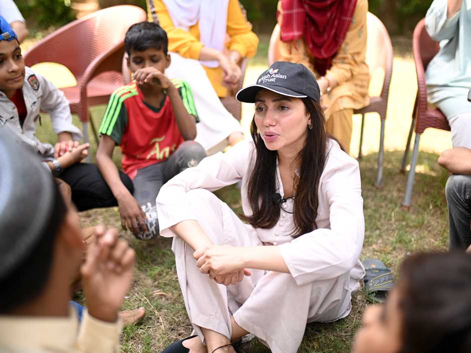 Mahira Khan Visits British Asian Trust’S Mental Health Project In Karachi (2)